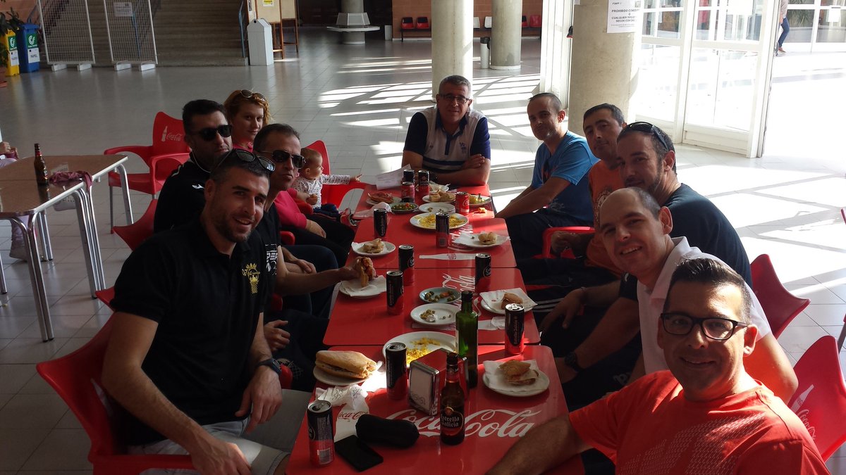 LeyendasV74's tweet photo. Primera victoria de la temporada ante un gran rival @murobasquet y como no la #culturadelalmuerzo #somosV #leyendas #baloncesto #villena https://t.co/c3hMCaApvD