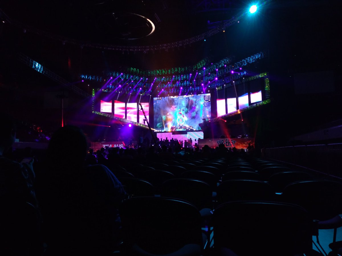CaviarAndCream's tweet photo. DoTA 2 people are craaaayyy #DoTA2AllStarWeekend https://t.co/MAyBcVhOKF