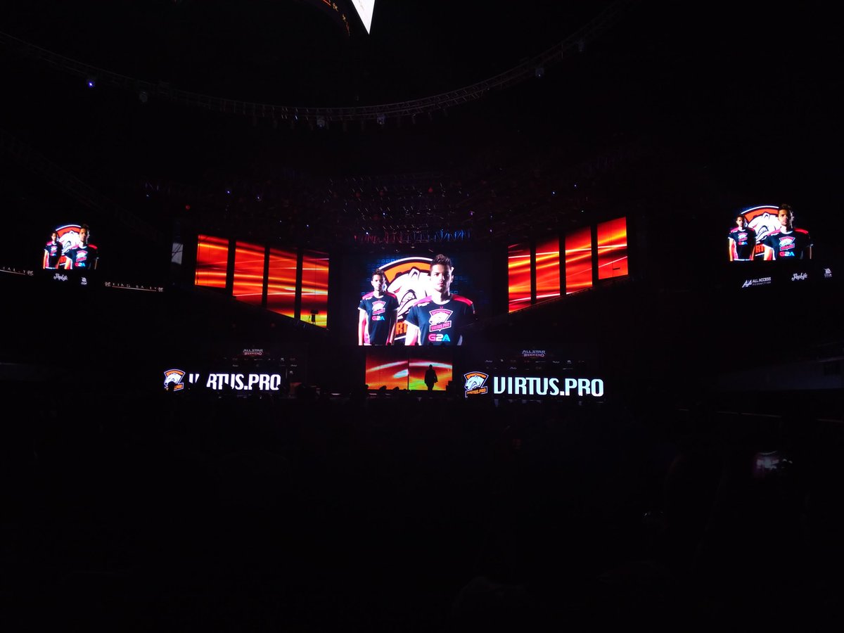 CaviarAndCream's tweet photo. DoTA 2 people are craaaayyy #DoTA2AllStarWeekend https://t.co/MAyBcVhOKF