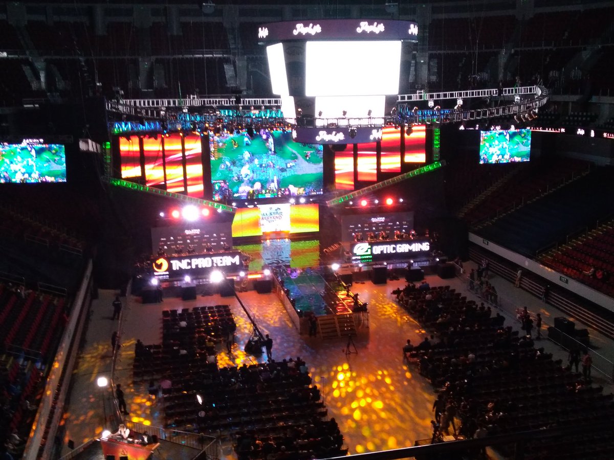 CaviarAndCream's tweet photo. DoTA 2 people are craaaayyy #DoTA2AllStarWeekend https://t.co/MAyBcVhOKF