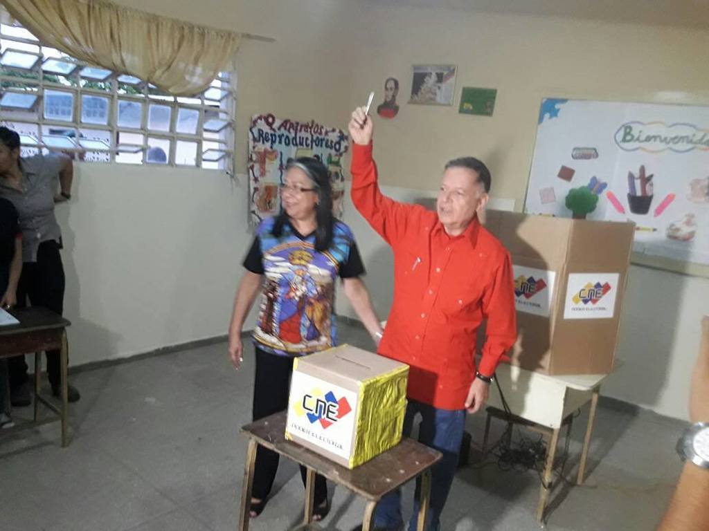 FreddyGomezL's tweet photo. #HoyVotamosPorAriasCardenas
#El15DeOctubreGanaChavez
#AriasDeQueRepiteRepite
#octubrevictorioso
#ChavezLluviaDeA… https://t.co/lioyrWah28 https://t.co/IZswF8xA1i