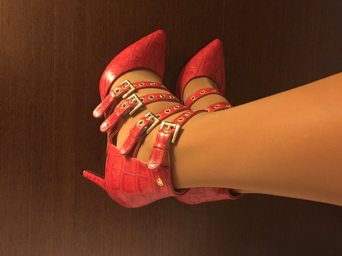pilarrebollo19's tweet photo. #PintoFotografia #cuple #cupleshoes #urbanwoman #alwayswoman #redforme #Autumnshoes #sexywoman #readytodance #Spain https://t.co/Mxyn5ZXOBN