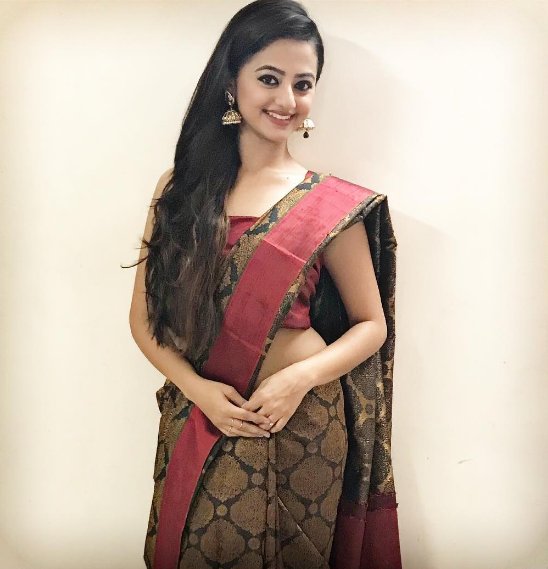 AhmedabadTimes's tweet photo. #Devanshi &amp; #Swaragini actress @OfficialHelly7 looks gorgeous in saree giving us some #Diwali fashion ideas....Keep looking pretty, Helly! https://t.co/o6UdneT0B1