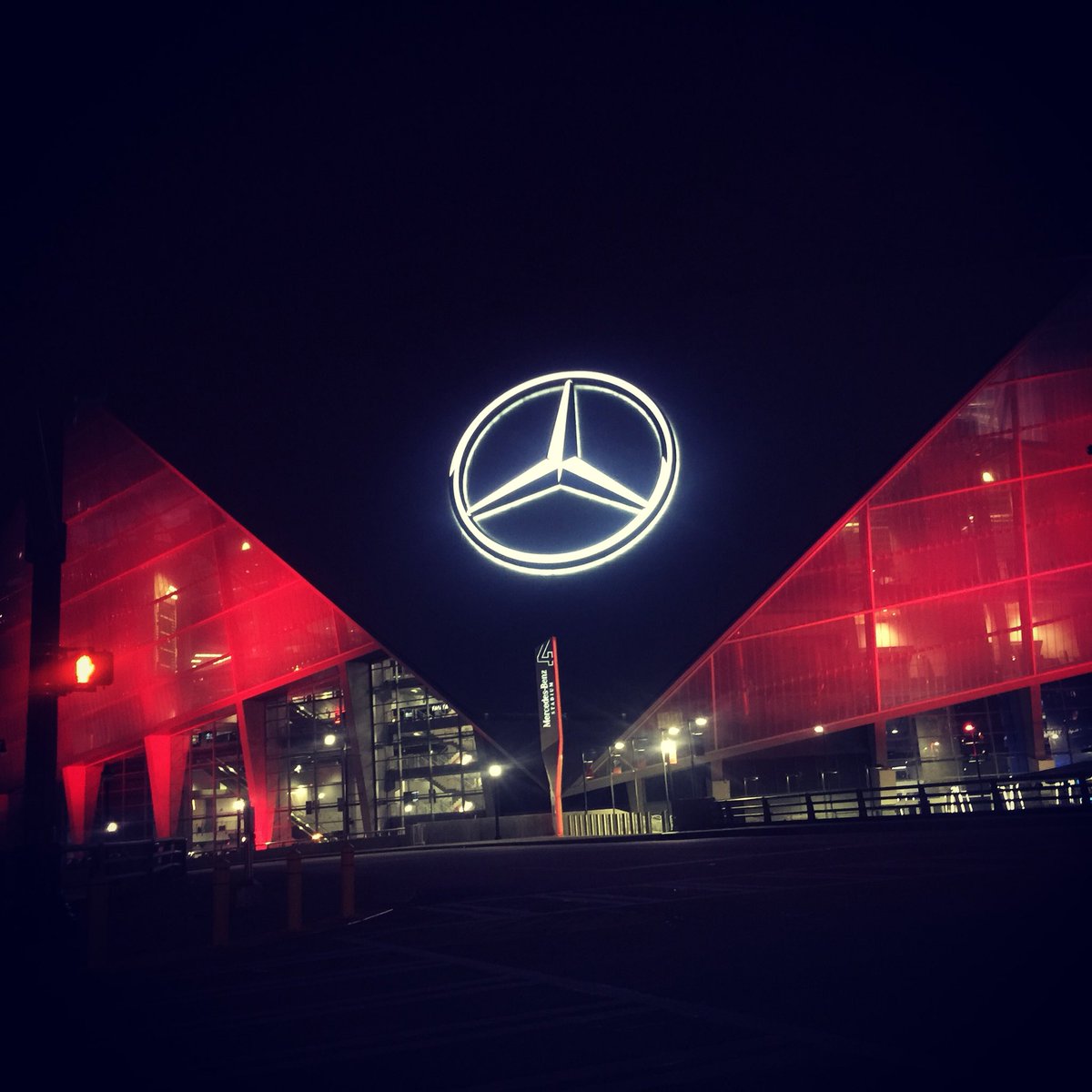 ArtTerrell's tweet photo. #GameDay #RISEUP #TailgateCru #calmb4thestorm #drownthedolphins #WEHERE #redandblack #TheBenz #GOFALCONS https://t.co/Lu5XIqu9hP