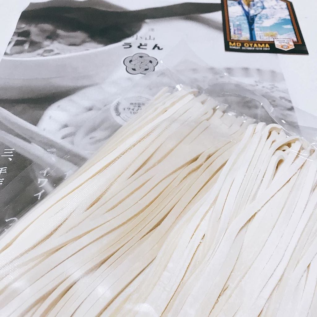 twintrival's tweet photo. お昼を食べた「浅野屋茂兵衛」でスキャナ見せて、地のうどん、開運小山うどんをいただきまして♪ きのこ鍋の締めに別茹でして投入したいと思います! #missiondayoyama #missionday #mdoyama #udon… https://t.co/uBoNsG3VLm https://t.co/iYhzrpm1Nl