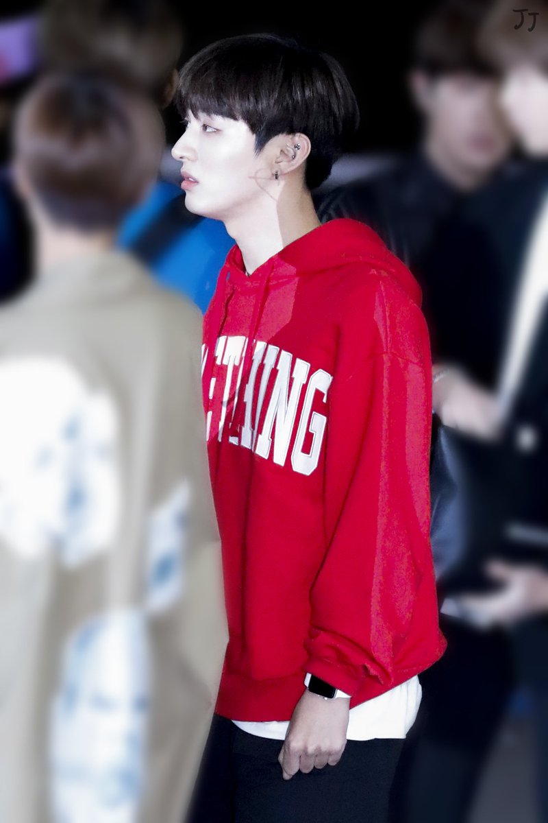 Yoonclothes's tweet photo. 171002 인천공항 출국 후드티

SMORE의
SOMETHING PATCH HOODIE - RED
Price: ￦98,000

#윤지성 #윤지성옷
[https://t.co/4PyDUVLSKu] https://t.co/d5Dbto1F5y