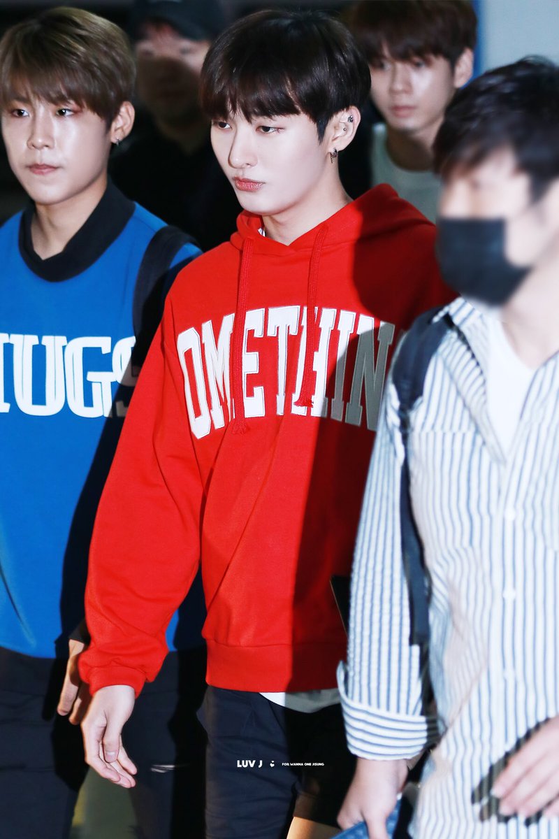 Yoonclothes's tweet photo. 171002 인천공항 출국 후드티

SMORE의
SOMETHING PATCH HOODIE - RED
Price: ￦98,000

#윤지성 #윤지성옷
[https://t.co/4PyDUVLSKu] https://t.co/d5Dbto1F5y