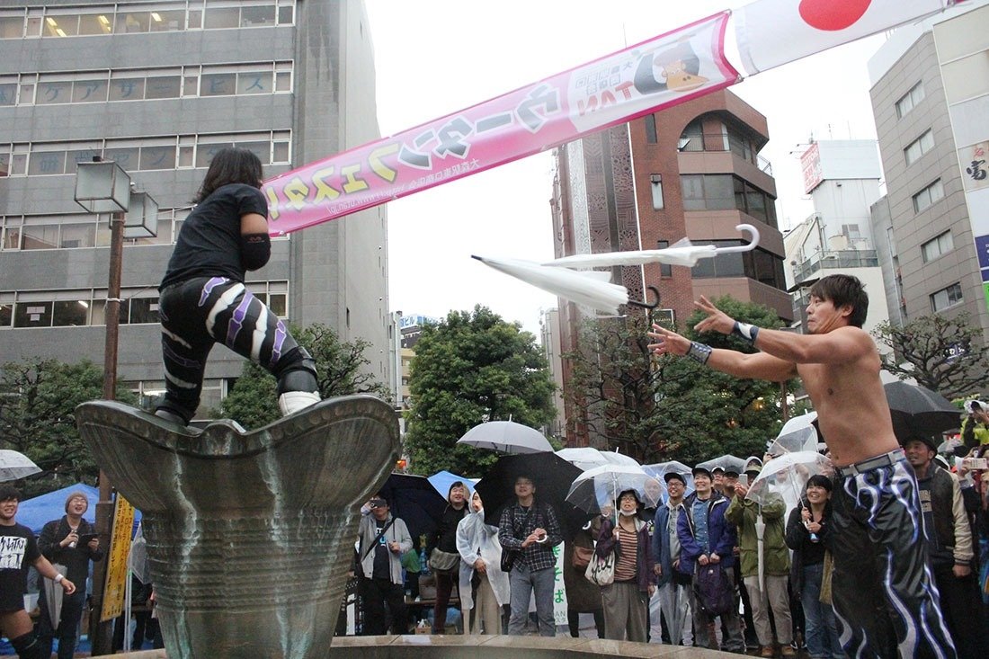 HARASHIMA_DDT's tweet photo. 雨の中、応援ありがとうございました！
傘のさし方間違えちゃった☆
#ddtpro 
#ウータンフェスタ https://t.co/oxxFC2z6bO