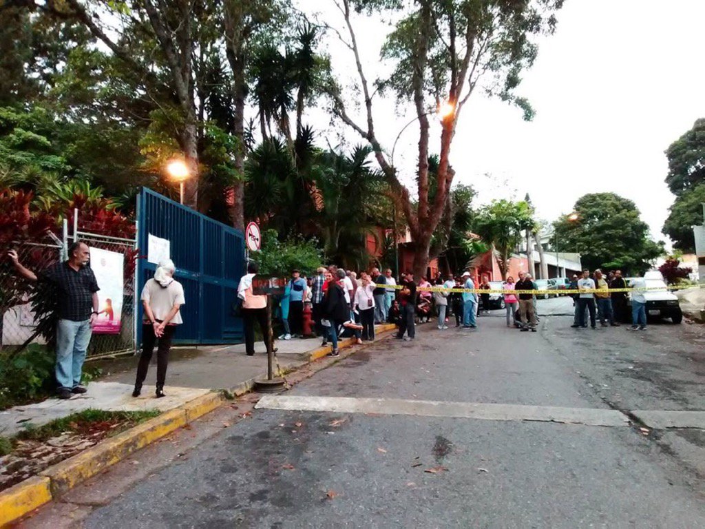 rctv's tweet photo. Desde La Boyera nos reportan retrasos en instalación de mesas no llegan testigos del oficialismo. https://t.co/hWg8cfQCrV