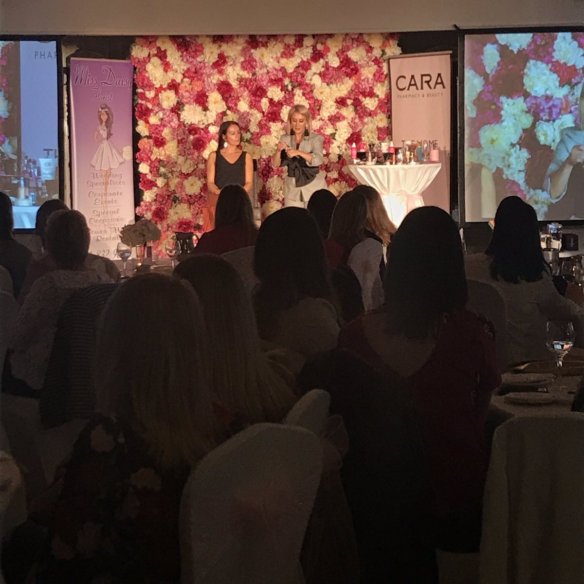 CocoaBrownTan's tweet photo. Using @Flormar_Irl loose powder to create a fuller coverage foundation ๐ @CarterMarissa #marissasmasterclass https://t.co/4kwgj47RMJ