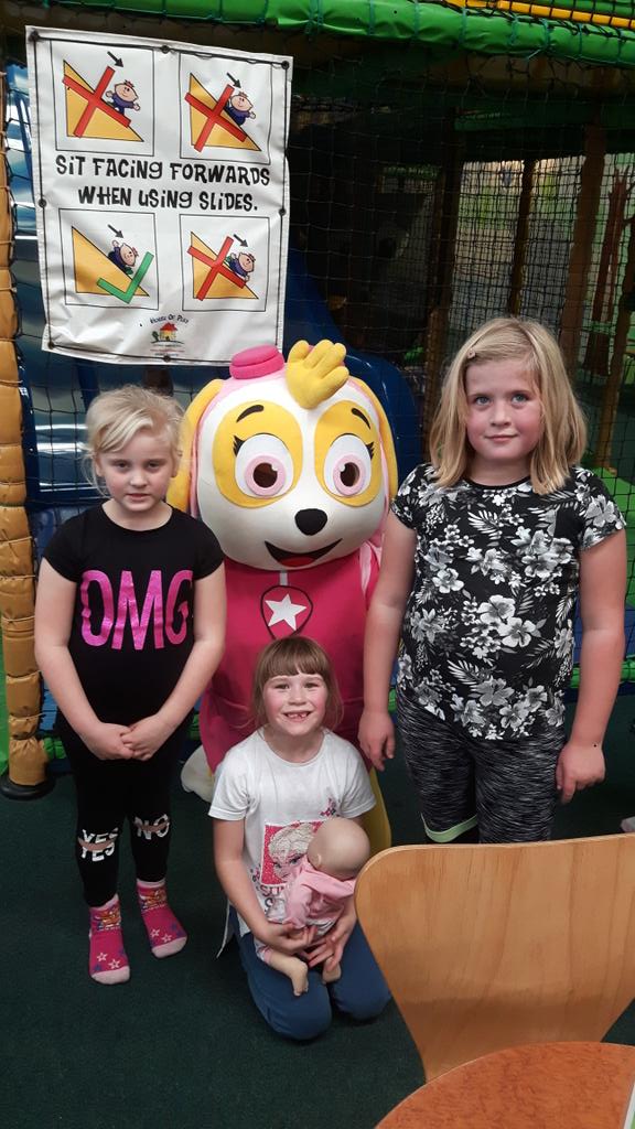 jonnycraven73's tweet photo. My daughter in the middle with her friends on her birthday. https://t.co/nsBVCO8JDf