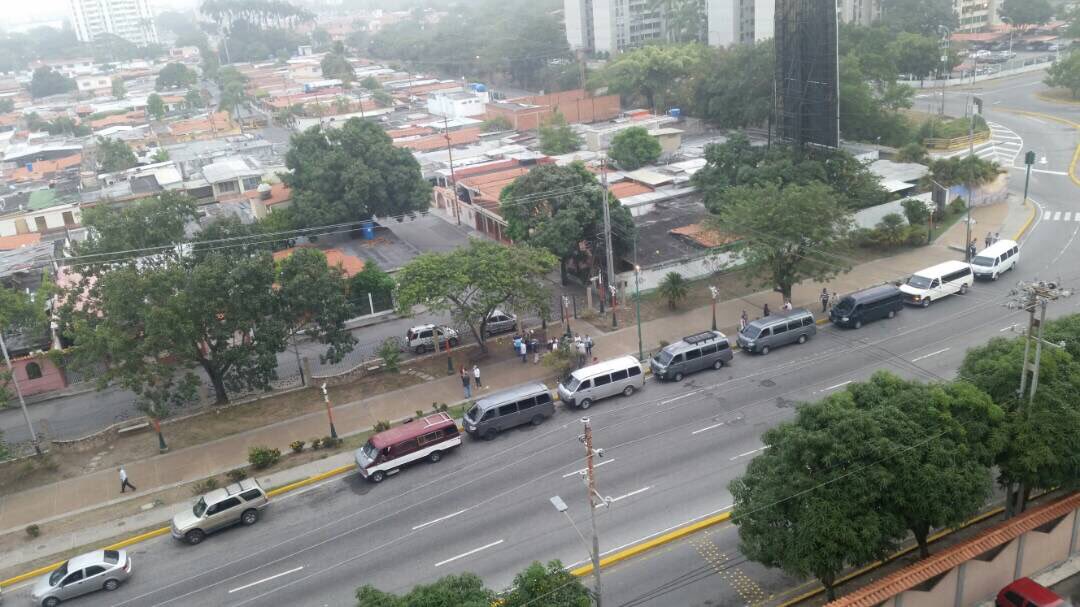 HenriFalconLara's tweet photo. Despliegue para garantizar el traslado de quienes fueron reubicados de centro ¡Que nada nos detenga! https://t.co/tWnQiqammB