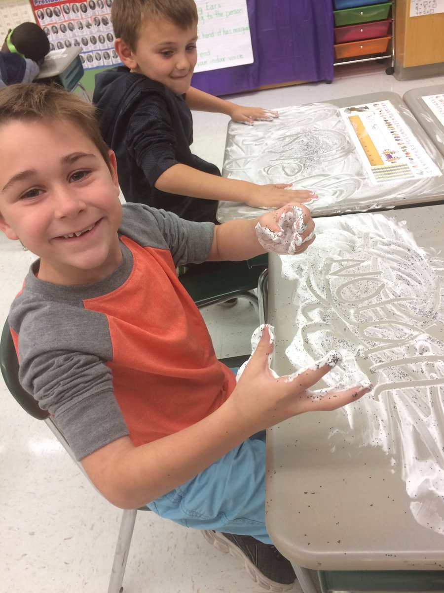 laulreb's tweet photo. shaving cream +black glitter=messy fun
#funfriday #wordpractice
@WPS_Shamrock https://t.co/nARbm49JHc