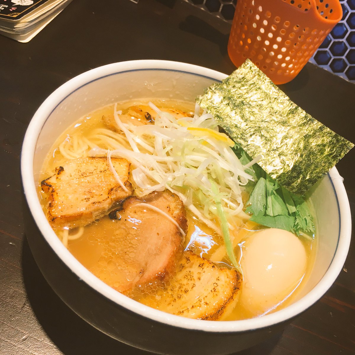 MYGRAVEofficial's tweet photo. みんな大好き
ビギ屋のラーメンなう。

横の落書きがジワるが
メモ帳で���知しといたお(^｡^)

みんなライブ来ればいいじゃん👐 https://t.co/bzPzIioIjP