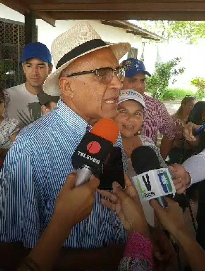 reportemonagas's tweet photo. [Ahora] @Guillermo_Call, después de ejercer el derecho al voto: 
"Cuando votamos fortalecemos la Democracia"
#HoyProtestoConMiVoto #Monagas https://t.co/W7xAZDlErp