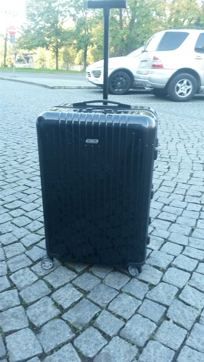 fsr2017's tweet photo. Ich  - ein dunkelblauer Rimowa-Koffer - wurde falsch mitgenommen. Warte im Kongesshotel auf den Austausch #FSR17 https://t.co/b52DCiEu4z