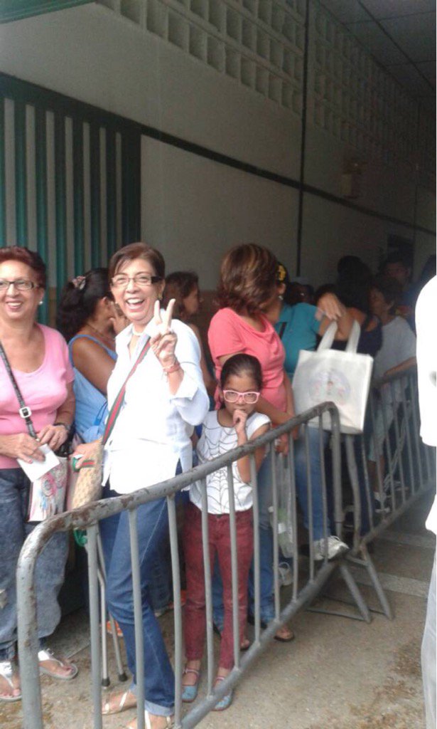 ElNacionalWeb's tweet photo. #ENregionales Reportan masiva participación de electores en el Instituto Universitario Tecnológico en La Panamericana #15Oct https://t.co/9YBgRRJ2sR