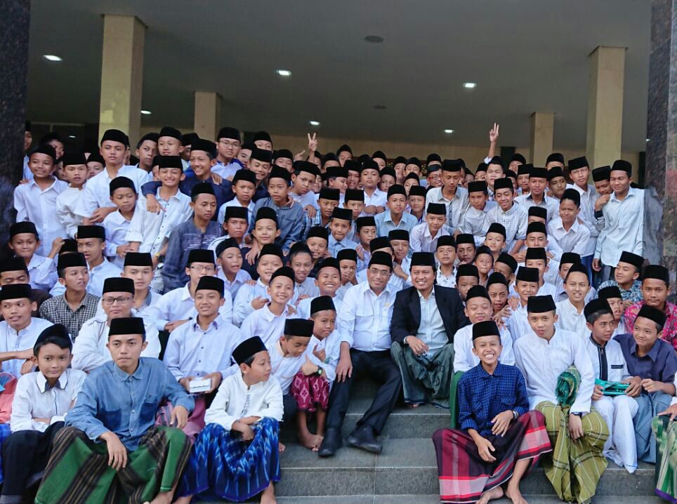 yusuf_ch's tweet photo. Alhamdulillah , Maturnuwun pak Menhub @BudiKaryaS yg telah berkenan pinarak nyambangi santri2 Tegalrejo. Smoga berkah https://t.co/JfWfqezV1h