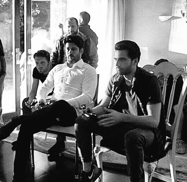nevsu__'s tweet photo. Tatlışkolarım ♥️ #Emkem #KaanUrgancıoğlu #BurakÖzcivit https://t.co/dmDhRT2QST