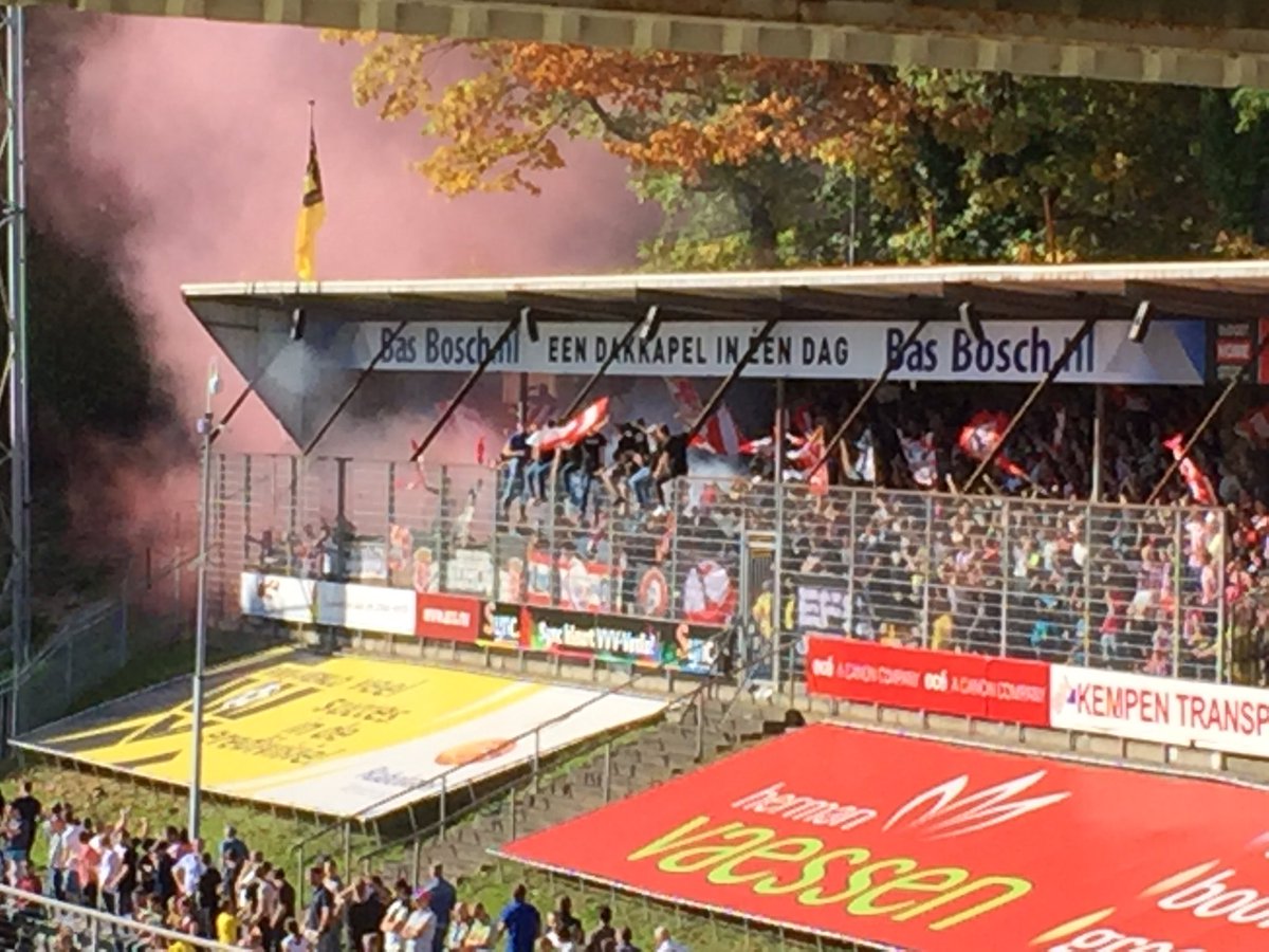 RemcovZijl's tweet photo. @vvvvenlo mooie sfeer in een uitverkochte koel. Op naar een mooie wedstrijd!! https://t.co/M8JlKlKduZ