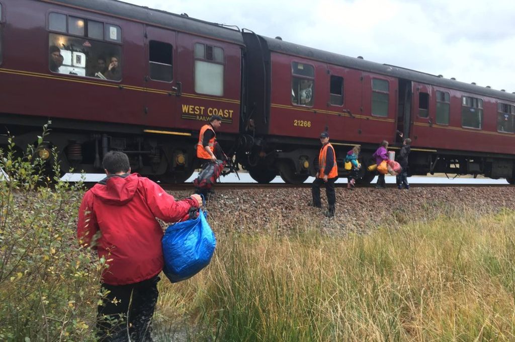 BBCScotlandNews's tweet photo. Hogwarts Express rescues family stranded in the Highlands 👓⚡🚂 https://t.co/5JcJJjm5Ay https://t.co/31NjzJ8R4M