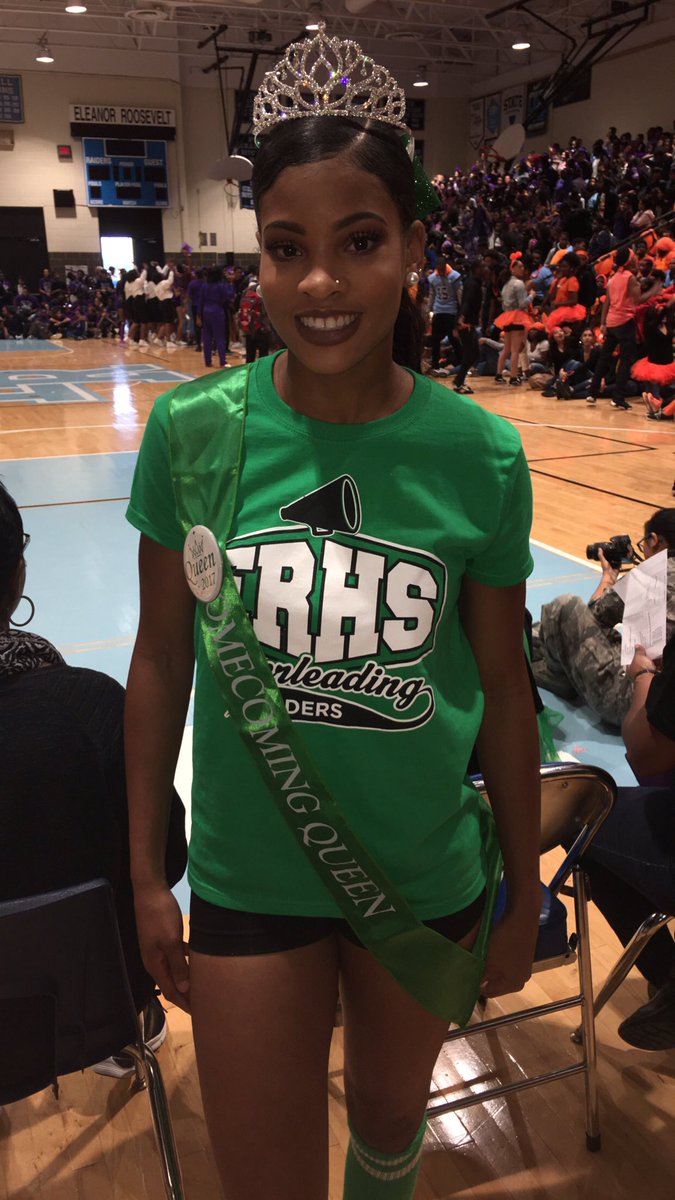 _ERHSCheer_'s tweet photo. Miss homecoming queen!.. Our senior varsity cheerleader Marciona🎀 #RaiderNation #cheers #Cheerleader #homecomingqueen #Spirit https://t.co/Y1INjihT6s