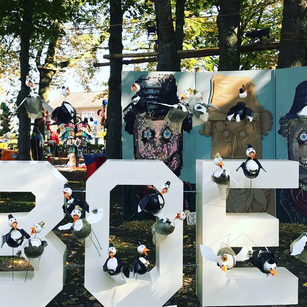DutchWayLife's tweet photo. Don’t miss the #scarecrowfestival2017 in #Valkenswaard 😃 Lovely #dayout with the kids #trip #holland #vogelverschrikkerfestival https://t.co/PfIZm2EIiX