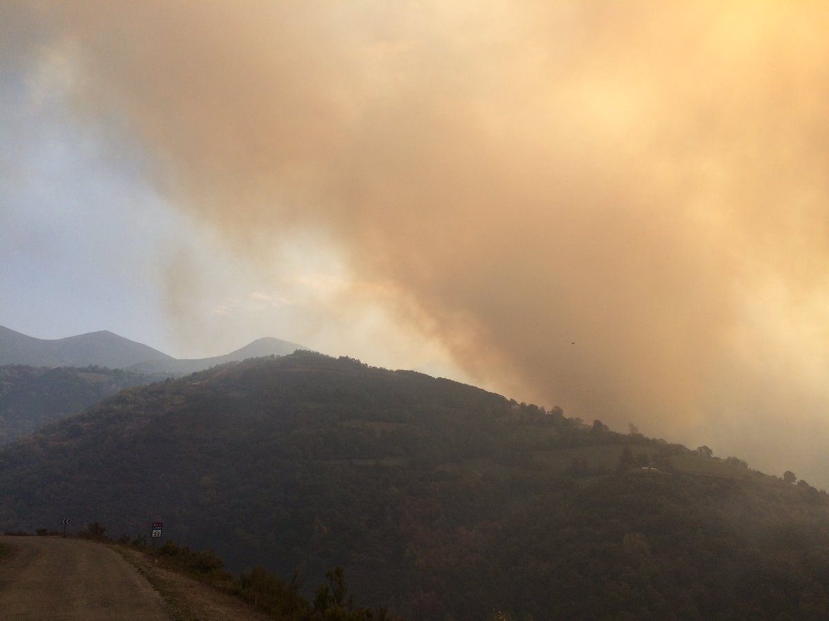 hotelpiornedo's tweet photo. SOS!! Arde el corazón de Ancares!! Aldeas rodeadas en Parroquia de Donís. Por favor Rt!!  #Vilarello #Xantes #Robledo #Donís https://t.co/B95bIihZpO