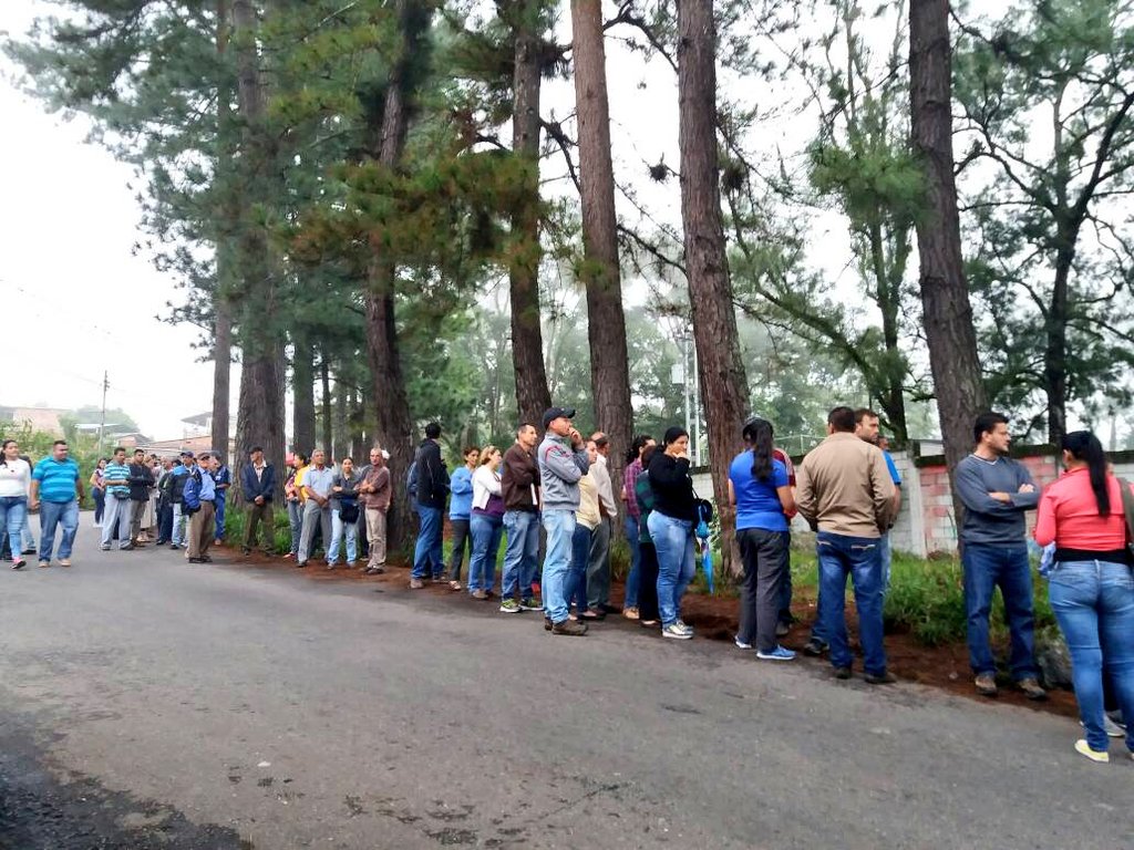 ElNacionalWeb's tweet photo. #ENRegionales Así se movilizan los electores del estado Táchira este #15Oct. - Vía @reporte1uno https://t.co/WqYOCJKYpu