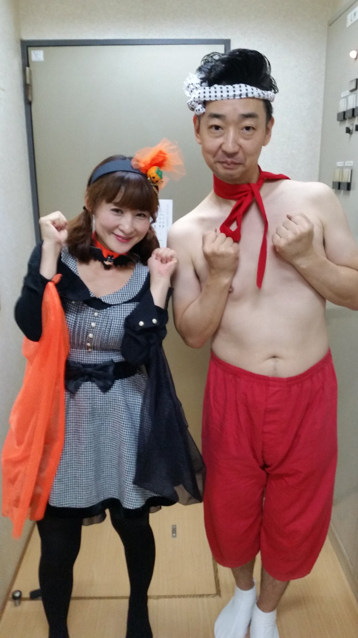 昔昔亭喜太郎 今日も池袋演芸場でバックダンサー 写真は芸協のにゃんこスターこと 愛橋兄さんとナナ姉さん ノリノリ 僕も 面白い格好をしろと言われたので 池袋ウエストゲートパークのブラックエンジェルズの格好をしてみましたが まぁー伝わらないよね 昔昔亭喜太郎 今日も池袋演芸場でバックダンサー 写真は芸協のにゃんこスターこと 愛橋兄さんとナナ姉さん ノリノリ 僕も 面白い格好をしろと言われたので 池袋ウエストゲートパークのブラックエンジェルズの格好をしてみましたが まぁー伝わらないよね