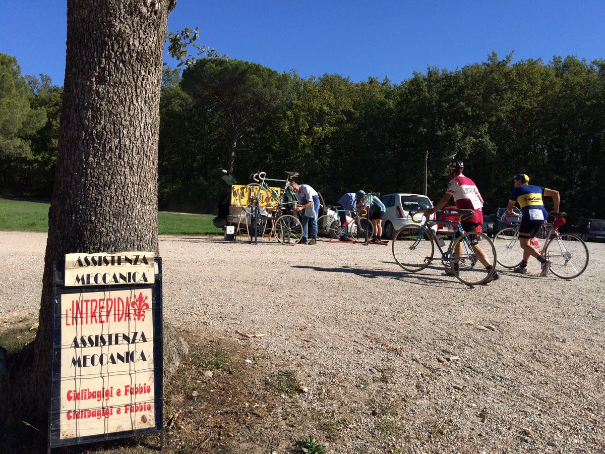 lorettaveri's tweet photo. al Castello di Sorci il punto assistenza meccanica e il torcolo toscano
#lintrepida #memoryroute #Anghiari https://t.co/XJbkc6hB4B