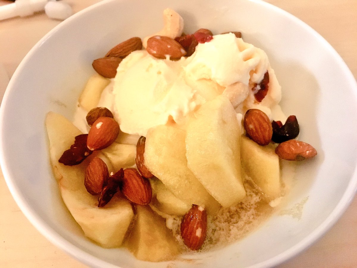 ট ইট র Marikoumeda うめだま レストランやカフェに行くのが億劫なので自分でちょっと秋っぽいずぼらデザート作る りんごのアフォガード 一口大に刻んだりんごに蜂蜜をさっとかけてレンジで5分チン あつあつのりんごにバニラアイスと おつまみナッツ