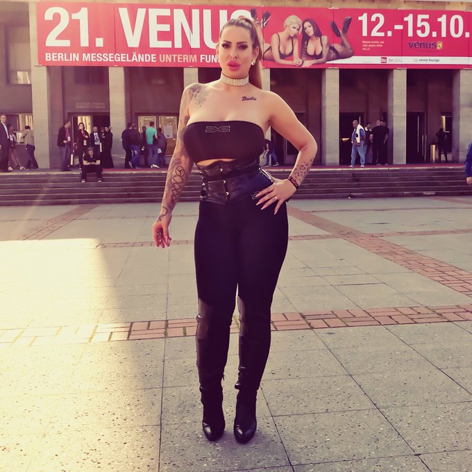 Auf geht&rsquo;s zum letzten Tag @venus_berlin_gmbh 💋 Schaut doch nochmal vorbei #barbie #doll #bimbolife #dollface<a class="tags" target="_blank" title="On Twitter" href="/?out=eyJ0eXAiOiJKV1QiLCJhbGciOiJIUzUxMiJ9.eyJpYXQiOjE3MjA5NTI1ODksImlzcyI6InR3cG9ybnN0YXJzLmNvbSIsIm5iZiI6MTcyMDk1MjU4OSwiZXhwIjoxNzUyNDg4NTg5LCJyZWRpcmVjdF91cmwiOiJodHRwczovL3R3aXR0ZXIuY29tL3ZlbnVzX2Jlcmxpbl9nbWJoIn0.qzhYedpnGp-8sPHhXUCd8q9b5jDXXbu__YzBIpDd1QeQvFtbpMwVOzUhLKIIgMVIrXe230IULQjrZ_On43qflA">@venus_berlin_gmbh</a><a href="/tag/love"class="tags"><span>#love</span></a><a href="/tag/doll"class="tags"><span>#doll</span></a><a href="/tag/kiss"class="tags"><span>#kiss</span></a><a href="/tag/barbie"class="tags"><span>#barbie</span></a><a href="/tag/dollface"class="tags"><span>#dollface</span></a><a href="/tag/venus"class="tags"><span>#venus</span></a><a href="/tag/visitx"class="tags"><span>#visitx</span></a>