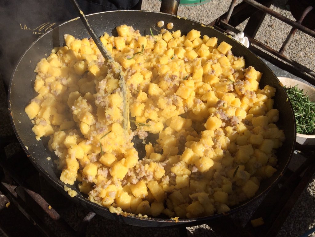 lorettaveri's tweet photo. una cima conquistata a fatica, Felcino Nero ma per premio la famosa polenta di #Monterchi #lintrepida #memoryroute https://t.co/cMX1psVrMm