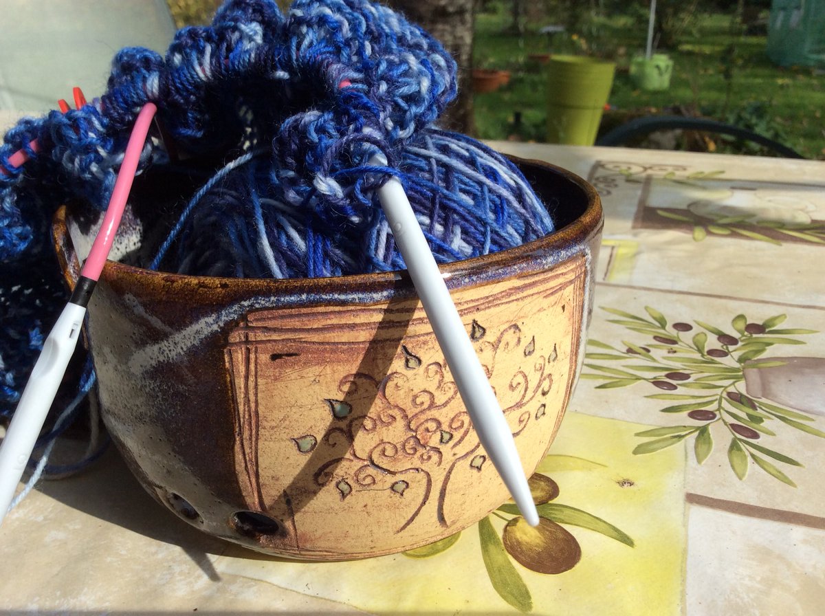 raynbowpunk's tweet photo. Is there a nicer way to spend a sunny Sunday than knitting outside?! P.S. Happy #nationalknittingweek ❤️😘 https://t.co/c8eTXpFkjQ