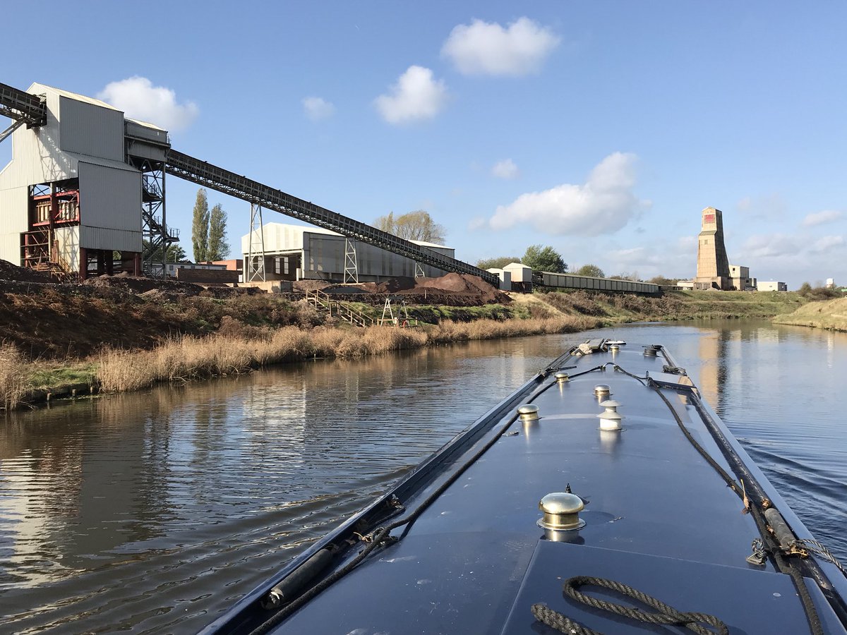 NBKinver's tweet photo. Really enjoying our cruise on the Weaver Navigation. Glorious weather for October! #lovecanals #boatsthattweet @CRTNorthWest https://t.co/GrV2sS34oi