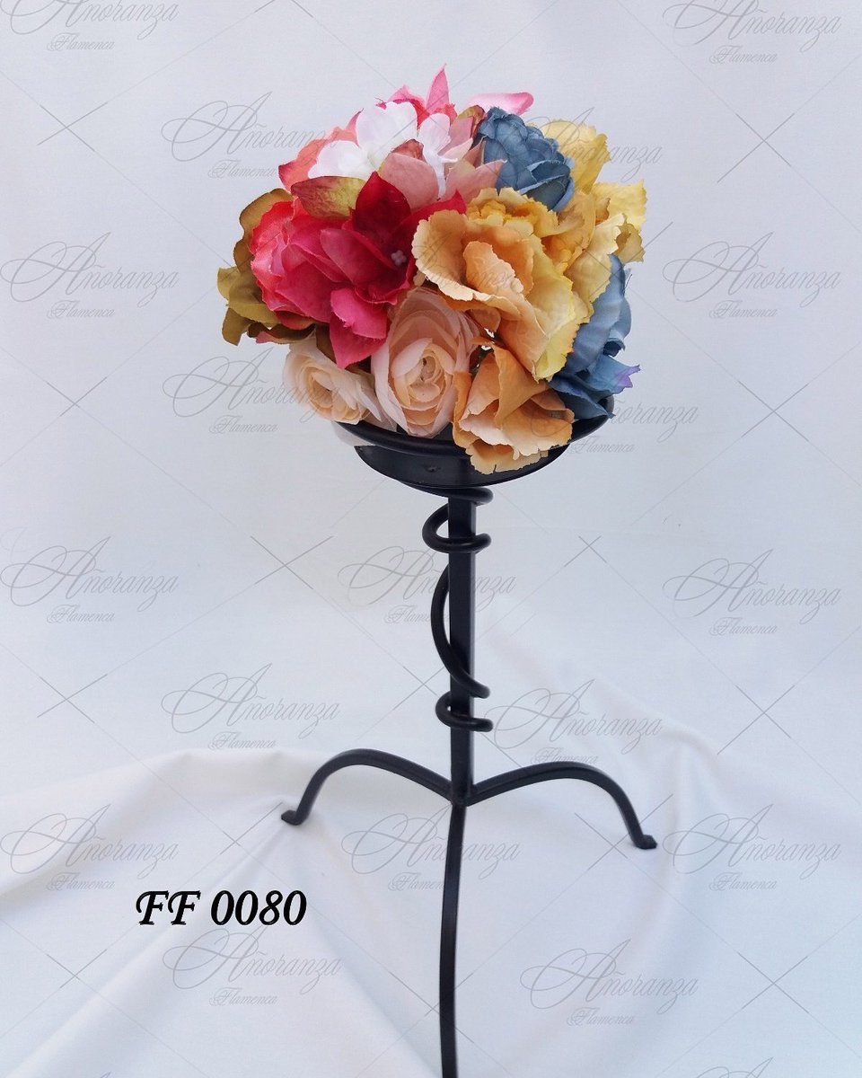 Este ramillete esta hoy de romería con una de nuestras mejores  clientas junto a la Virgen de Valme!! Feliz domingo a todos!!!👐😙