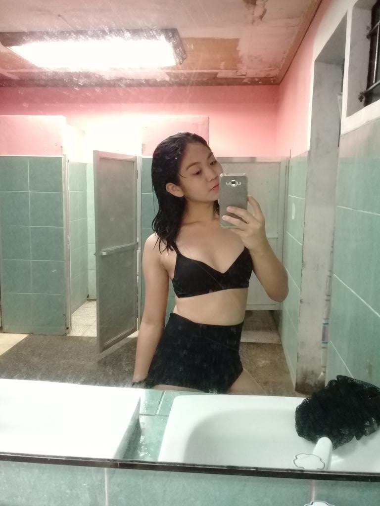 yujitakasaki's tweet photo. I don't try to be sexy. Sexy tries to be me. 👙😜🐷 #oops #flatproblems #LOL https://t.co/EspcmmGUgL
