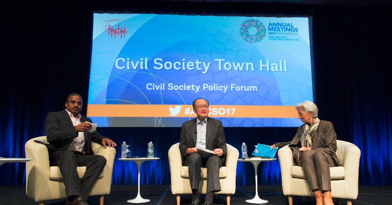 BancoMundial's tweet photo. .@JimYongKim y @Lagarde analizan temas de interés común con los representantes de la #sociedadcivil. https://t.co/lzrcv1lTmo #AMCSO17 https://t.co/XoCmBKl4ok
