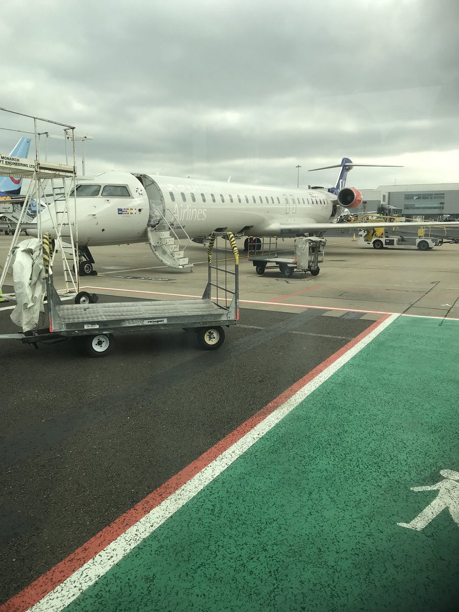 benaowen's tweet photo. Off to #DockerCon with @martinxb1 in our nicely shaped container https://t.co/fSYOPOyV2g