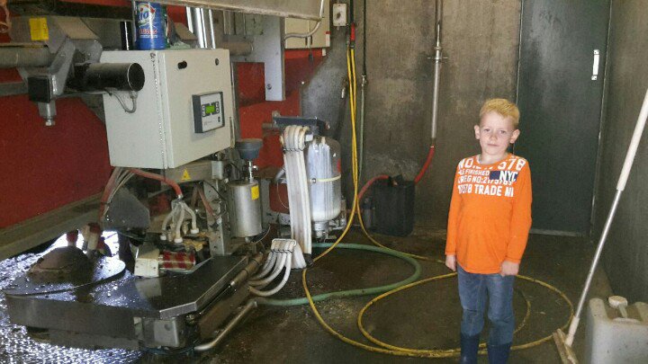 RvdBrom's tweet image. Samen met papa meekijken bij een #melkrobot. Interessant en leerzaam!