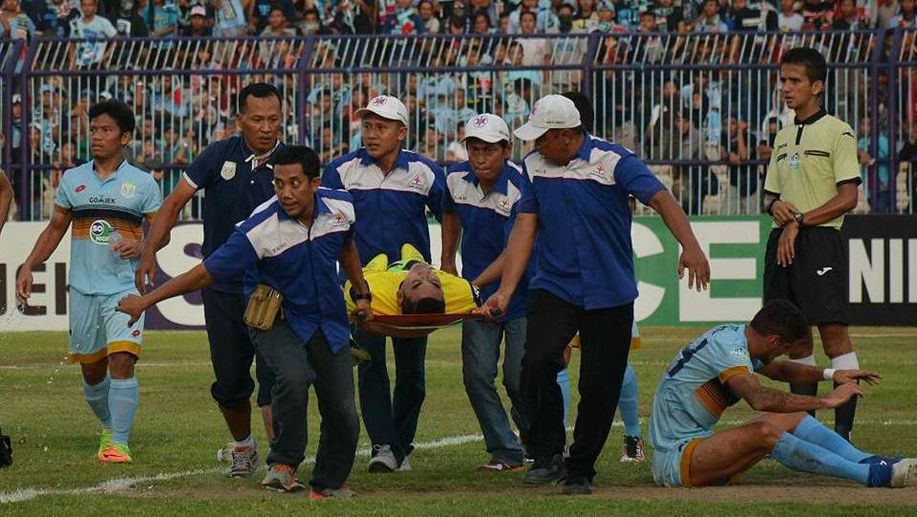 detikcom's tweet photo. Detik-Detik Benturan Choirul Huda Sampai Jatuh di Stadion Surajaya https://t.co/eW0R9jbyKw https://t.co/GBv8EdZoSL