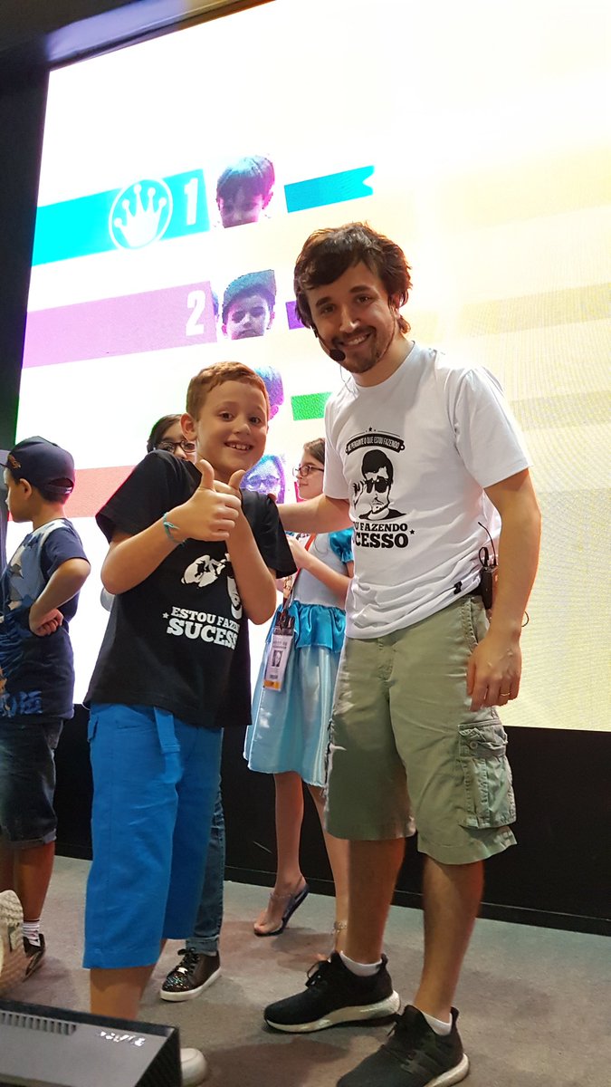 hetoandrade's tweet photo. @CdNLeon e as camisas do sucesso!!!! Quê isso braseeeel segura emoção https://t.co/qQpZwoCrt2