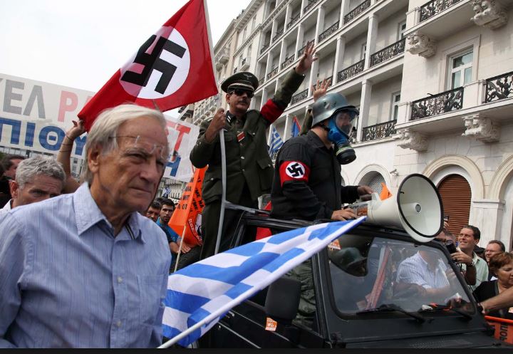 AGNotizie's tweet photo. @ilconsumatore @YouTube Beh, lo dicono anche loro di essere nazisti e ne portano persino le insegne. Solo idioti come gli americani potevano sostenere #Porcoshenko https://t.co/HgJcRQ1ohV