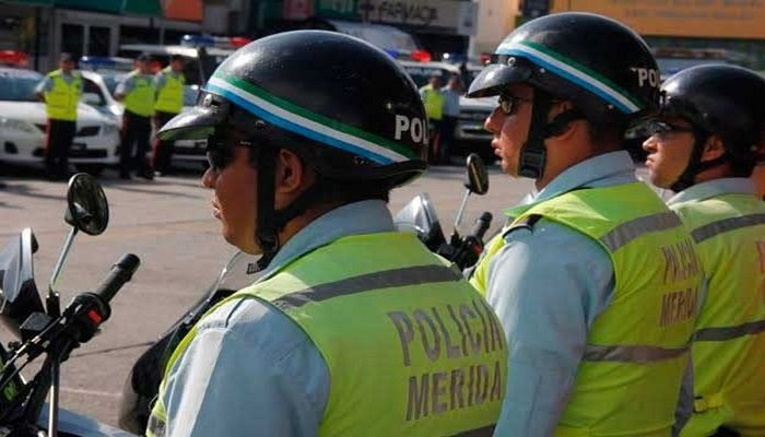 ivanrive3's tweet photo. #PlanRepública @polimerida ha desplegado 1528efectivos a través de los 14centros de coordinación policial en los 23municipios de la entidad https://t.co/cOKXrGzumm