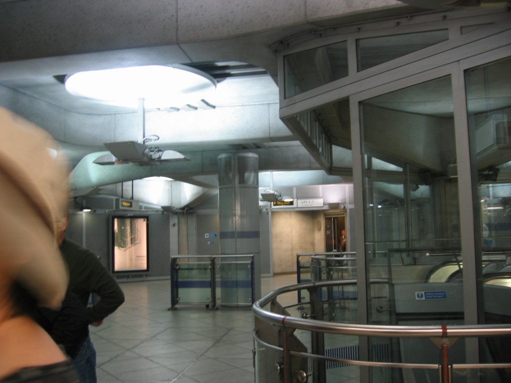 中野信貴 翌日はとうとうロンドンに戻ってまいりました うそやん 地下鉄の駅 がめっちゃ綺麗にモダンになっている １９８７年に地下鉄キングスクロスで火災があり 以降旧式の設備は新装されていったらしいです 今はもう木製のエスカレーターはないのか