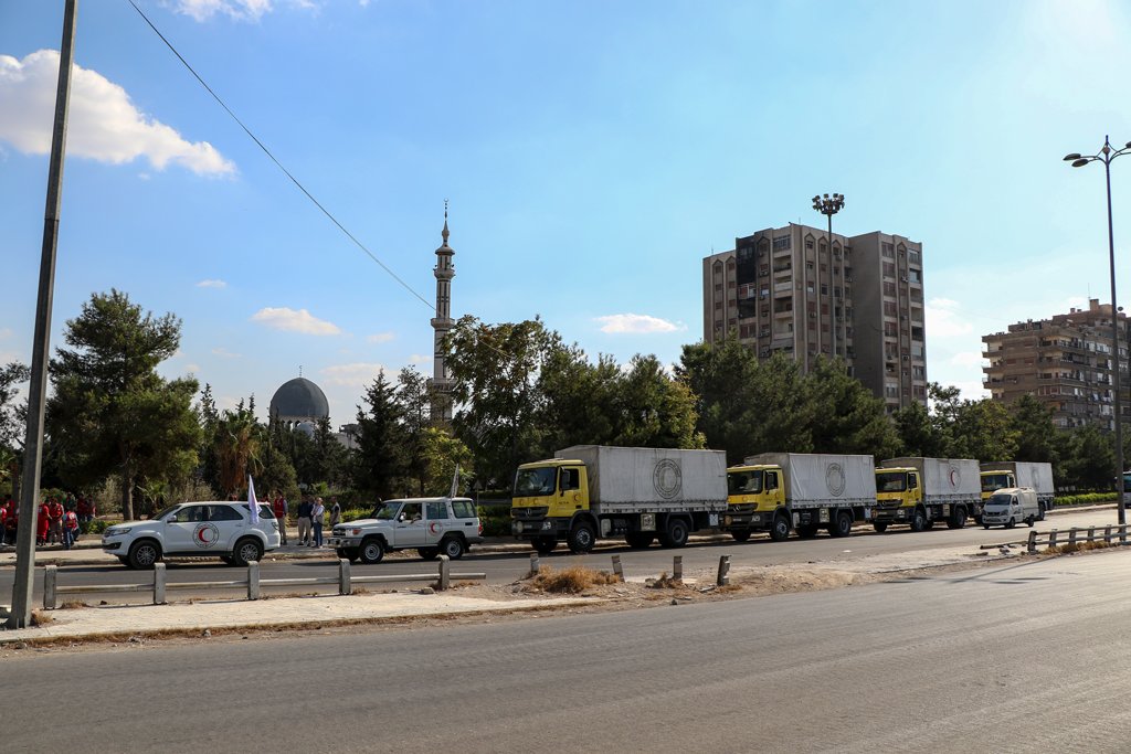 SYRedCrescent's tweet photo. #BREAKING : @SYRedCrescent  W/ @ICRC &amp; @UN  delivering #relief #aid contained (300 #food #parcels, 300 #hygiene kits, 300 #kitchen kits, 300 flour bags, 1500 #blankets, 300 #winter clothes and 600 #plastic_sheets) to #Qaboon, #Syria https://t.co/2GtonTobqN