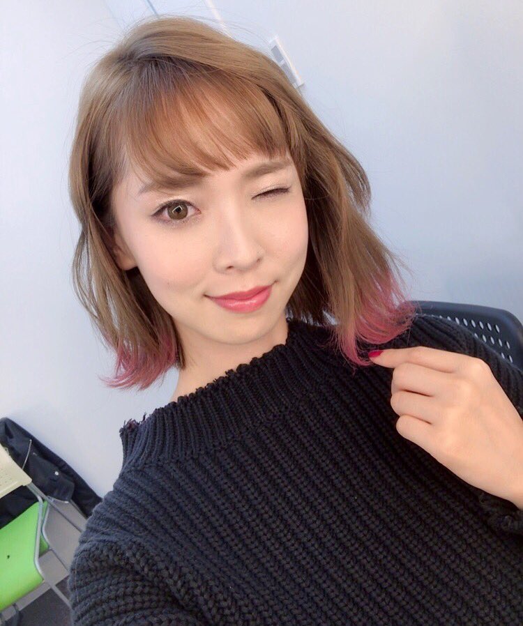 O Xrhsths 公式 新井美穂 Sto Twitter ヘアチョークほんとよかったな ほかの色も気になる 外国人カラー エモコス 資生堂 Cchannel ヘアチョークパレット ピンクカラー