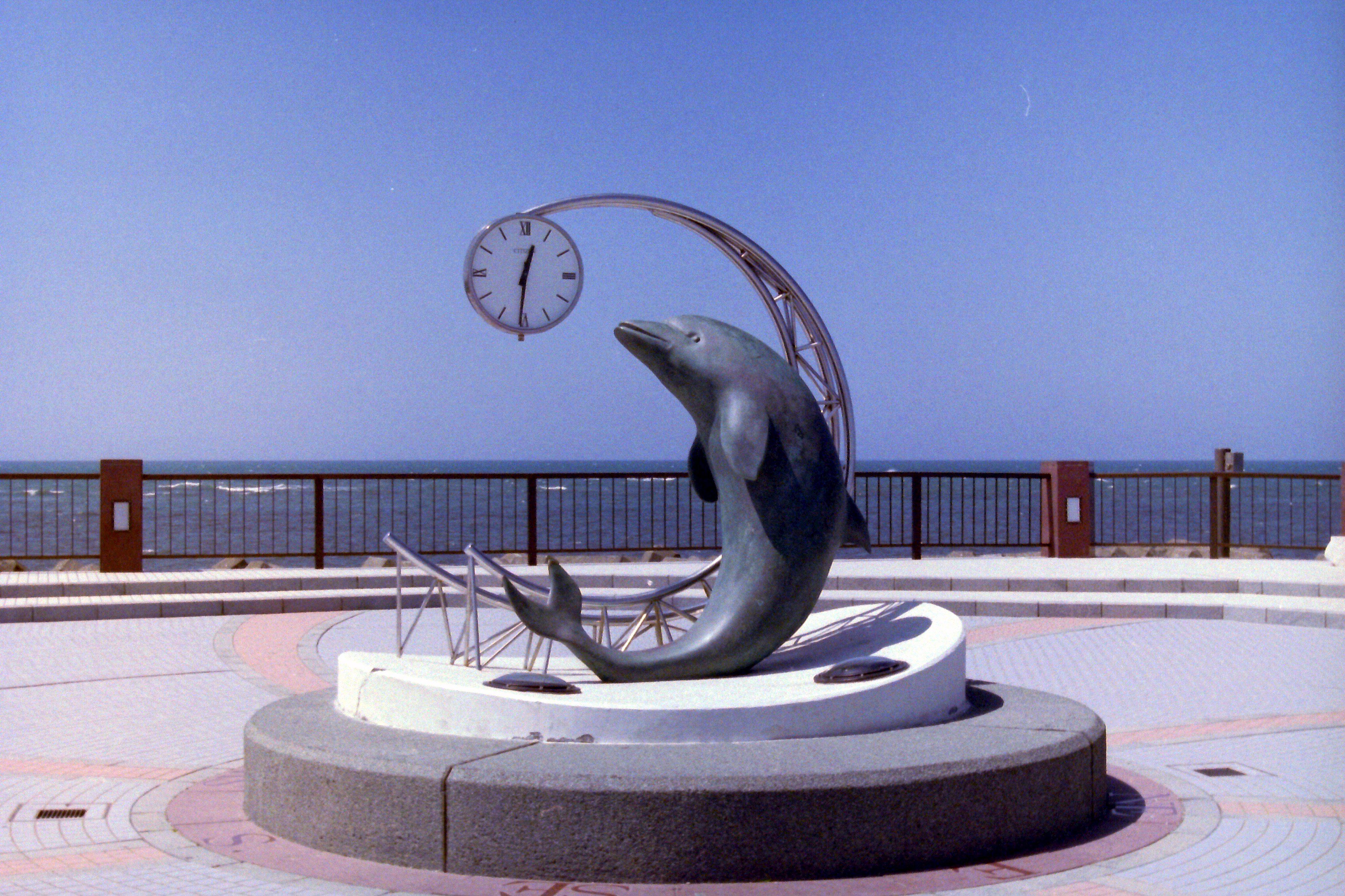 イルカ に 乗っ た 少年 銅像