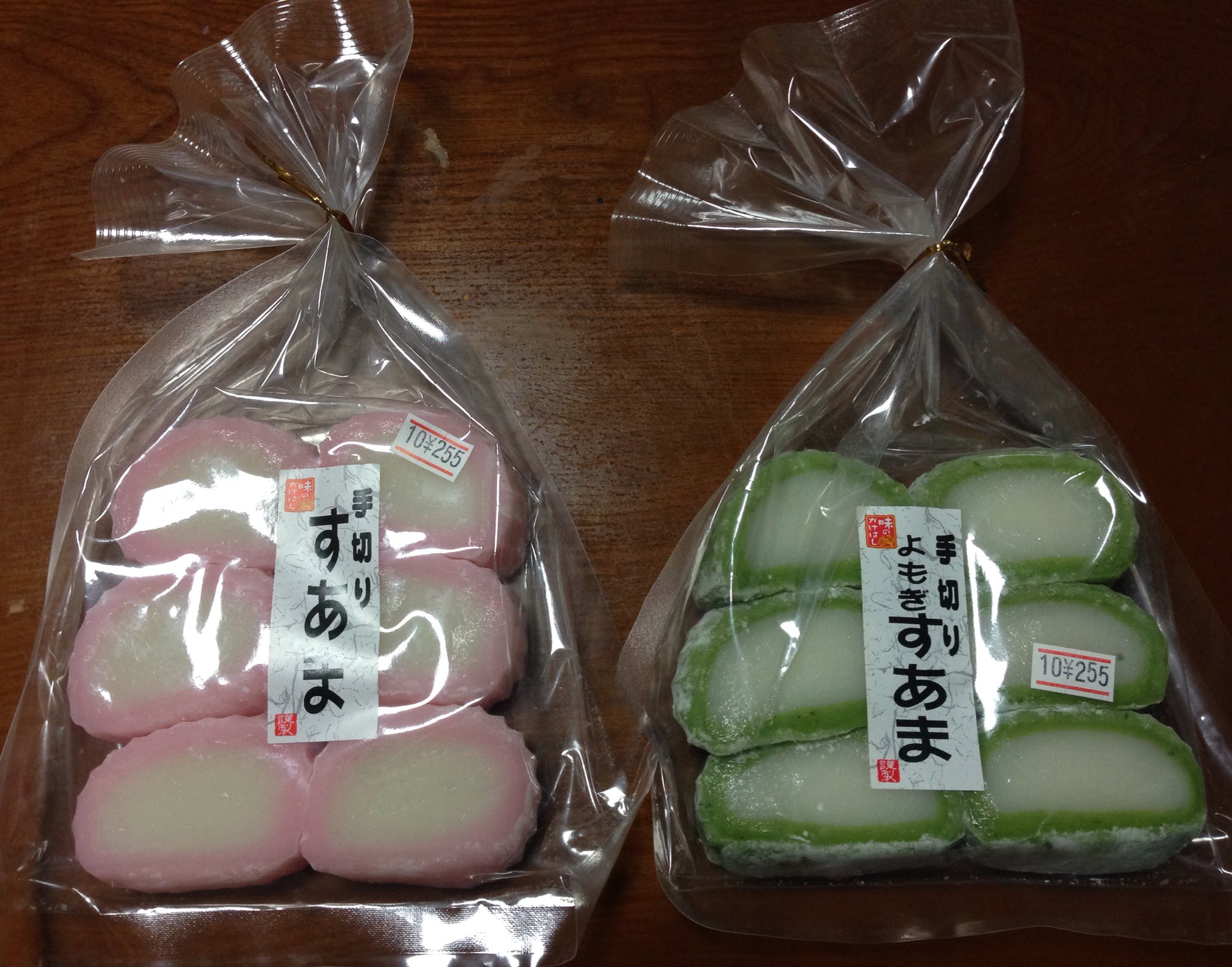 庭鳥 中140 旅チケット 花巻から連れ帰った すあま 考えたら もっと買ってくれば良かった なのですよ 賞味期限 を見ると ピンクは10 30緑は11 3までで 緑のよもぎすあまを サークル賞に提供することも可能だったなぁ と 自分用にしか買わなかった